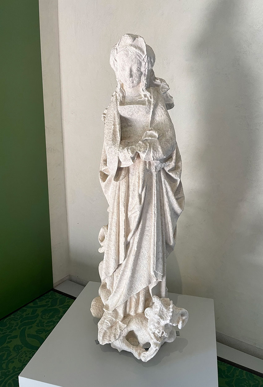 Statue de pierre de Sainte Marguerite