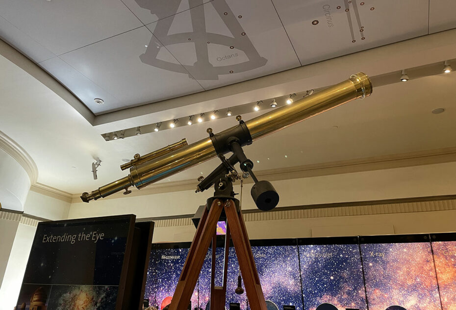 Télescope exposé dans l'Observatoire Griffith