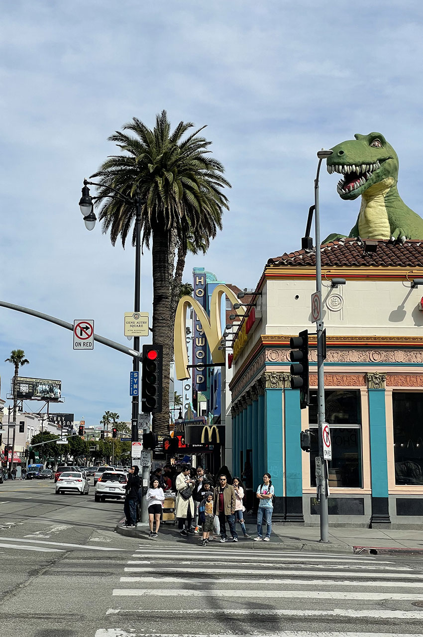 Un dinosaure qui surplombe Hollywood Boulevard