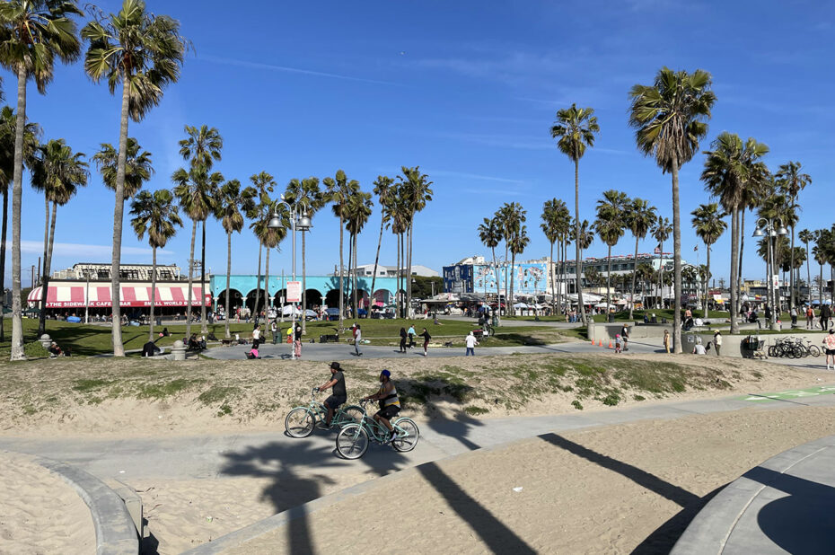 Des cyclistes sur Venice Beach