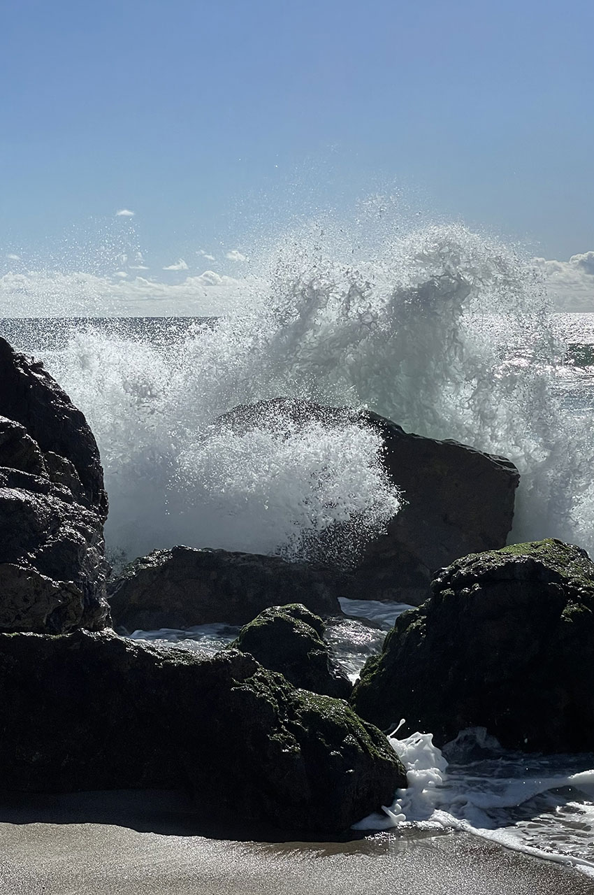 L'écume des vagues qui s'écrasent sur les rochers