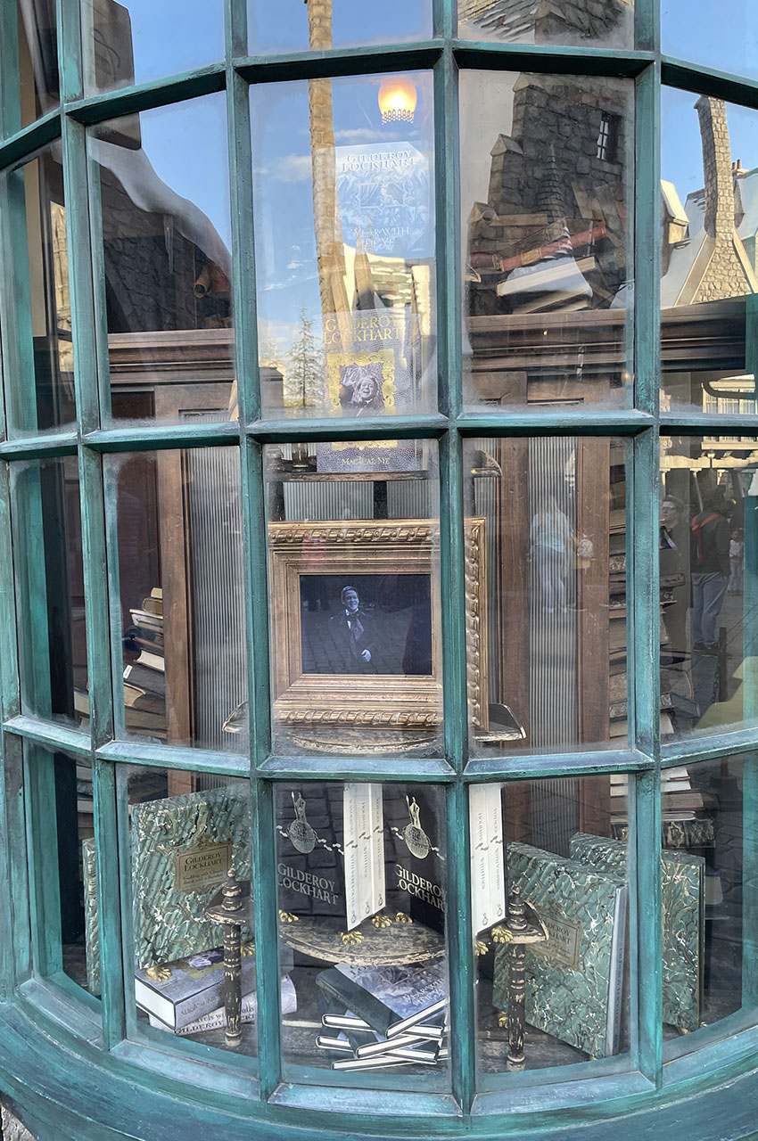 Les livres de Gilderoy Lockhart mis en avant dans une vitrine
