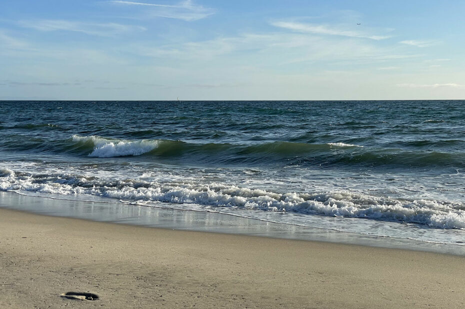 Marcher dans le sable fin de la plage de Santa Monica, face à l'Océan Pacifique