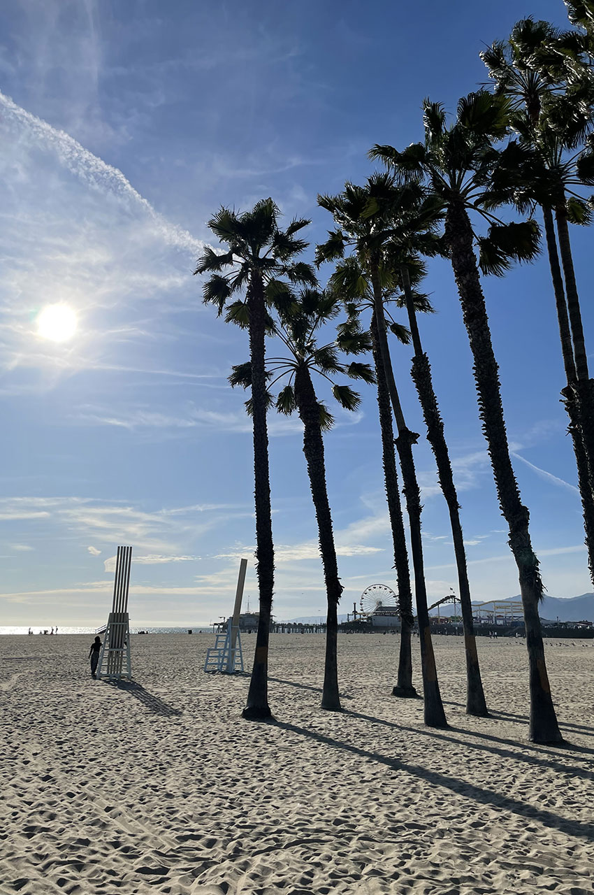 La plage de Santa Monica et sa jetée, au fond