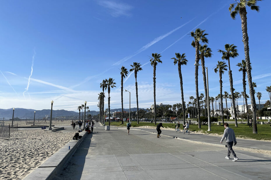 La promenade le long de l'océan mène jusqu'à Santa Monica