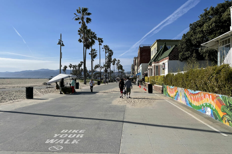 Promenade le long de la place de Venice à Santa Monica