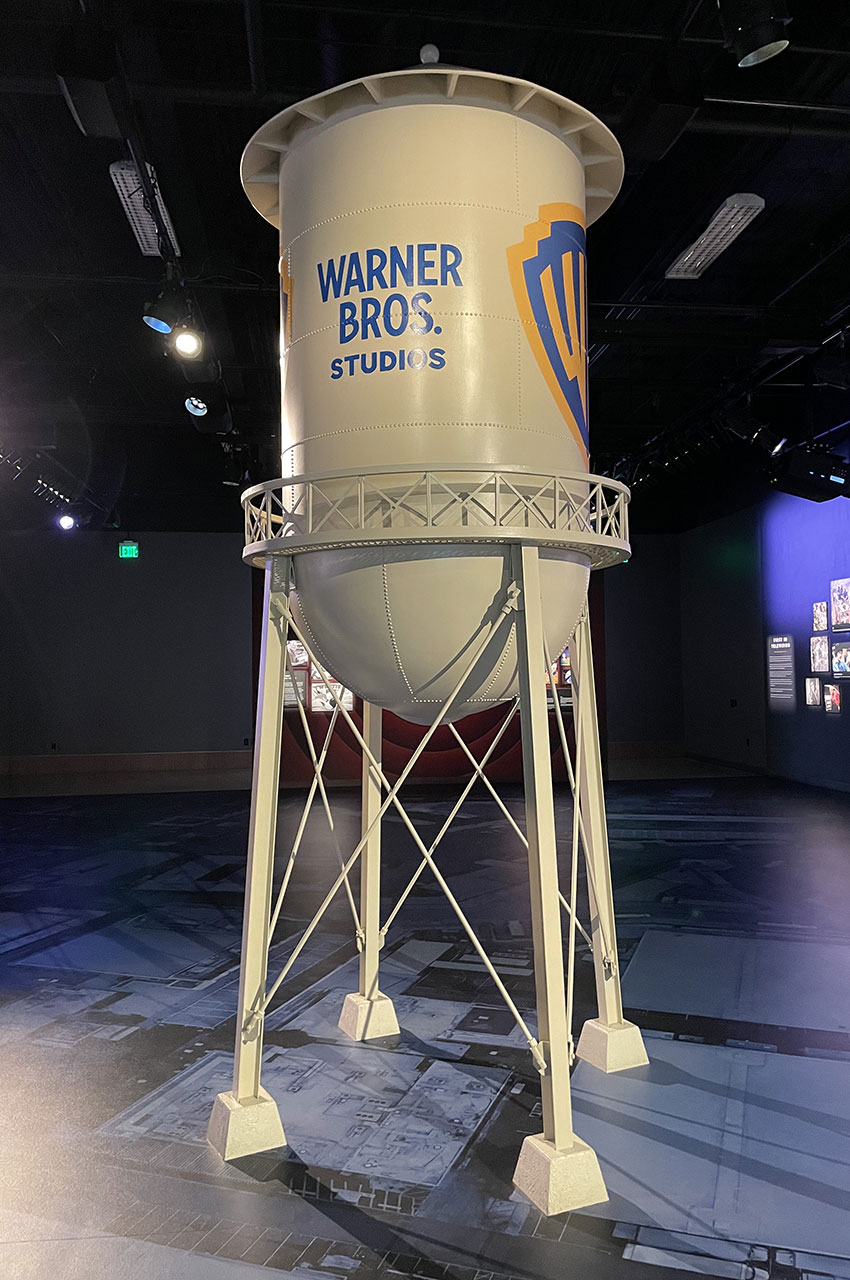 Le célèbre château d'eau Warner Bros en miniature