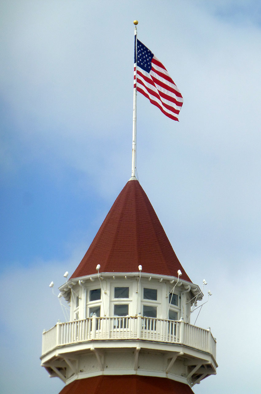 Le drapeau américain flotte au sommet de l'hôtel del Coronado