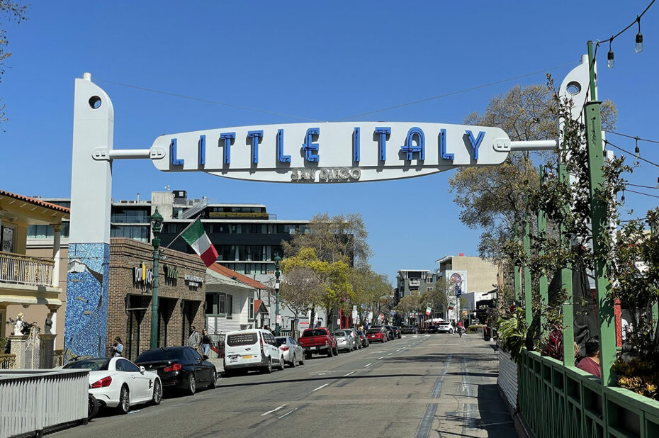Panneau et rue principale de Little Italy