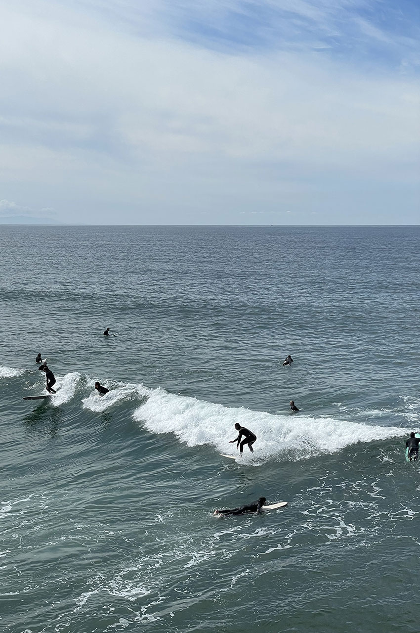 Surfeurs sur les vagues de l'océan Pacifique