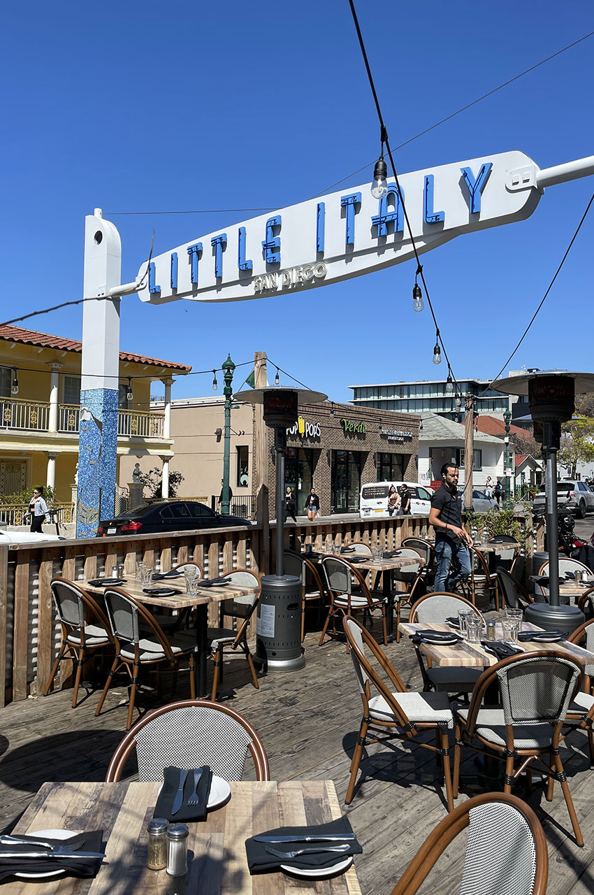 Terrasse de restaurant à Little Italy