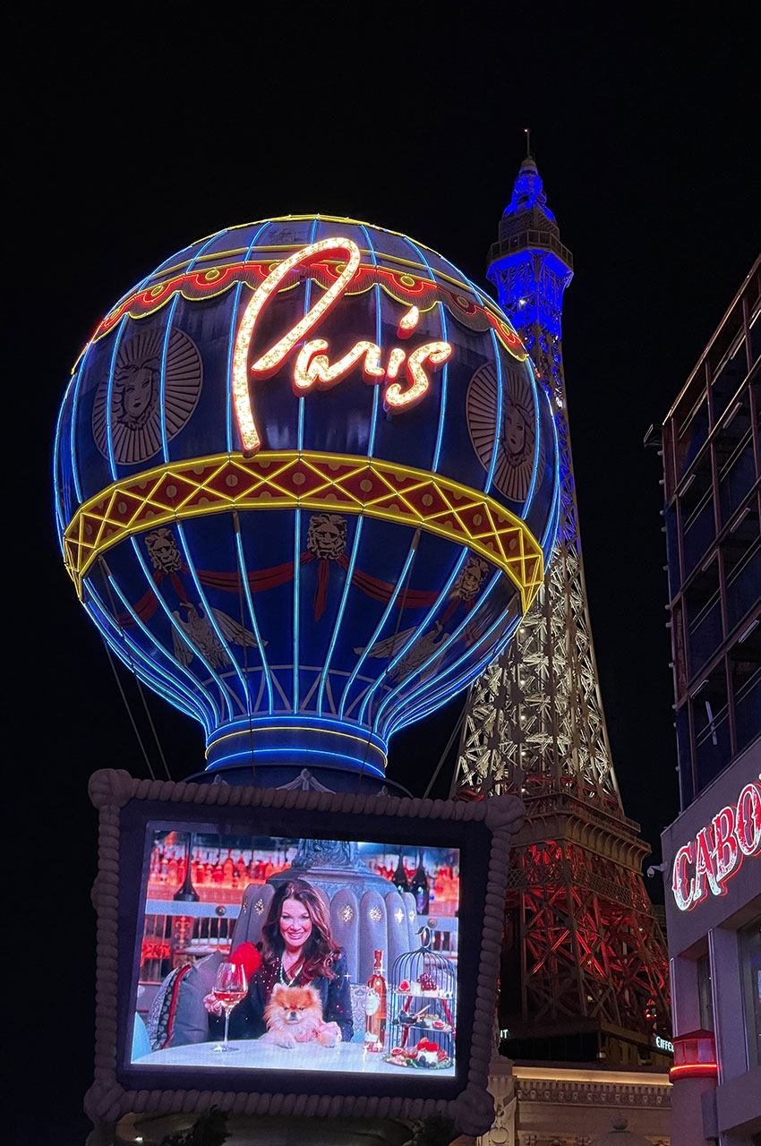 Écran géant devant la montgolfière du casino Paris Las Vegas