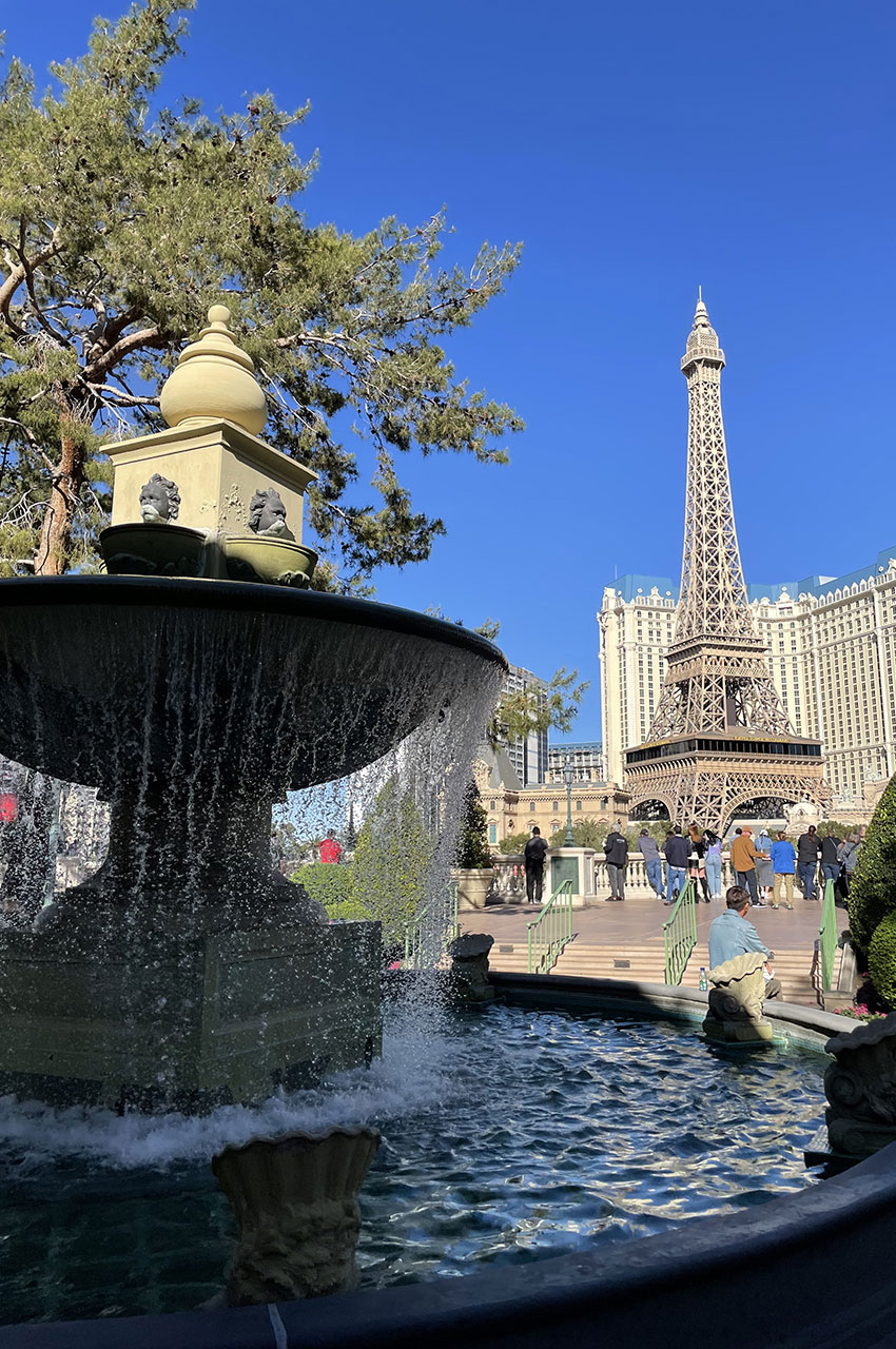 Fontaine à l'ombre face au casino Paris Las Vegas