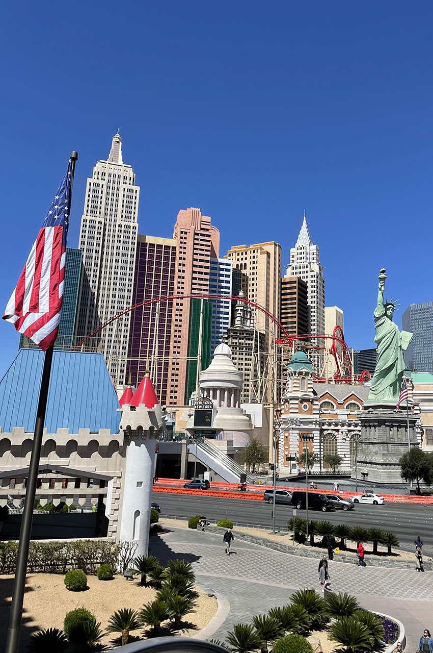 Casino New York-New York derrière le drapeau américain