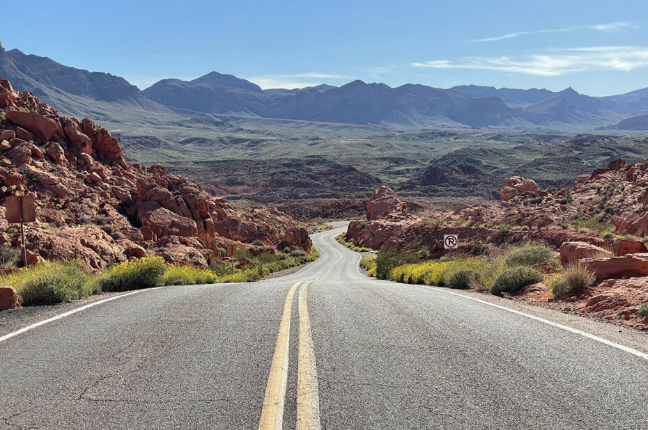 Route dans la Vallée de Feu au Nevada