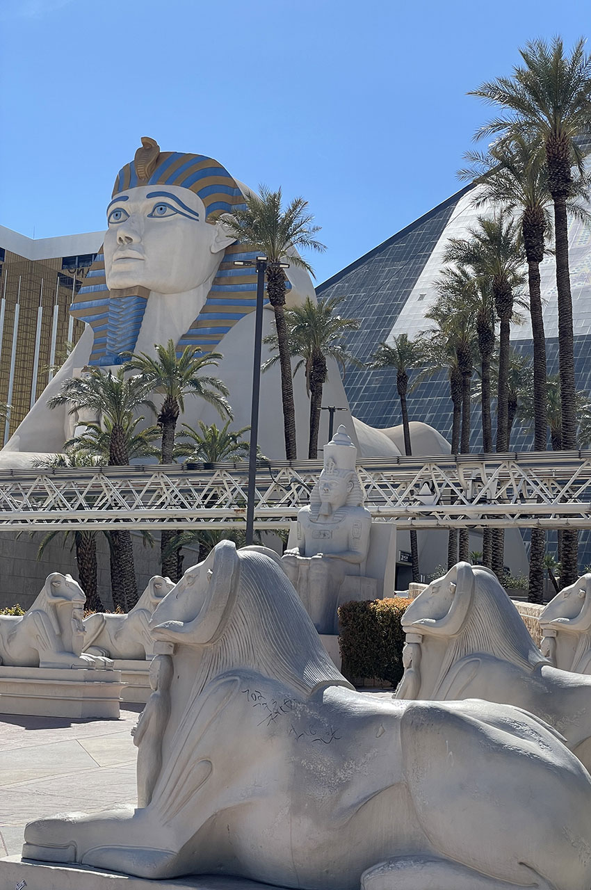 Sphinx majestueux devant la pyramide