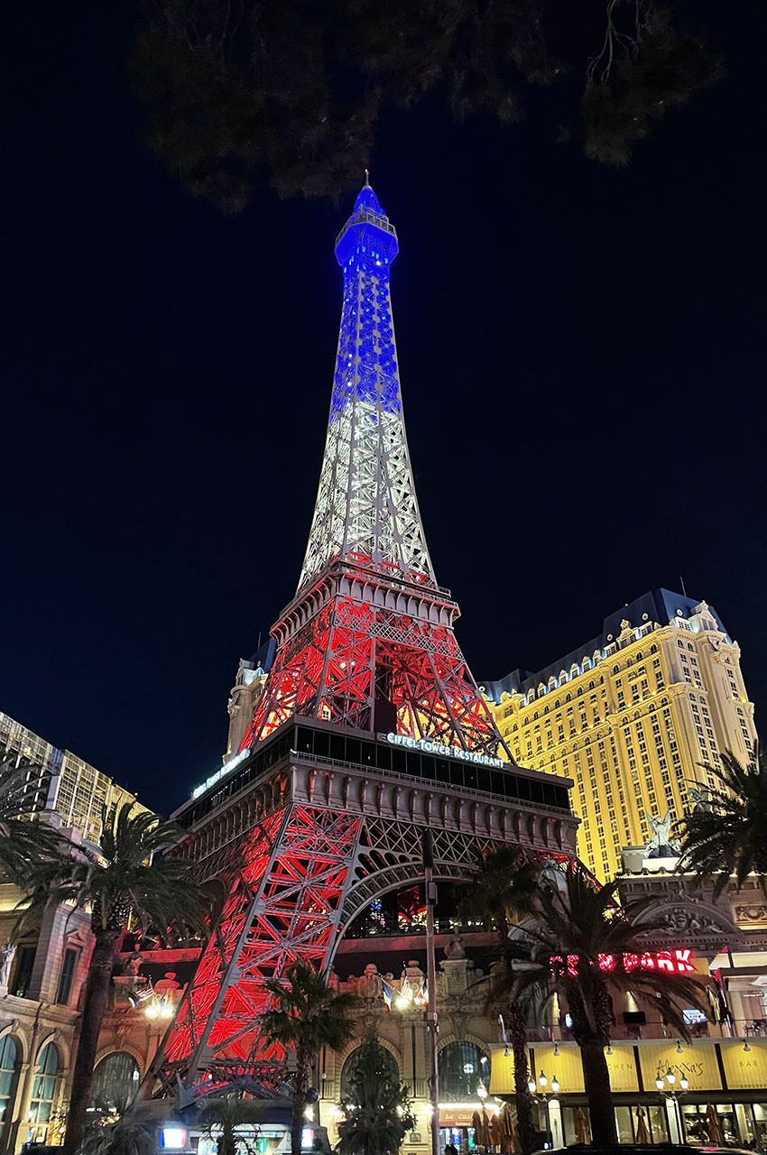 La Tour Eiffel illuminée aux couleurs de la France dans la nuit