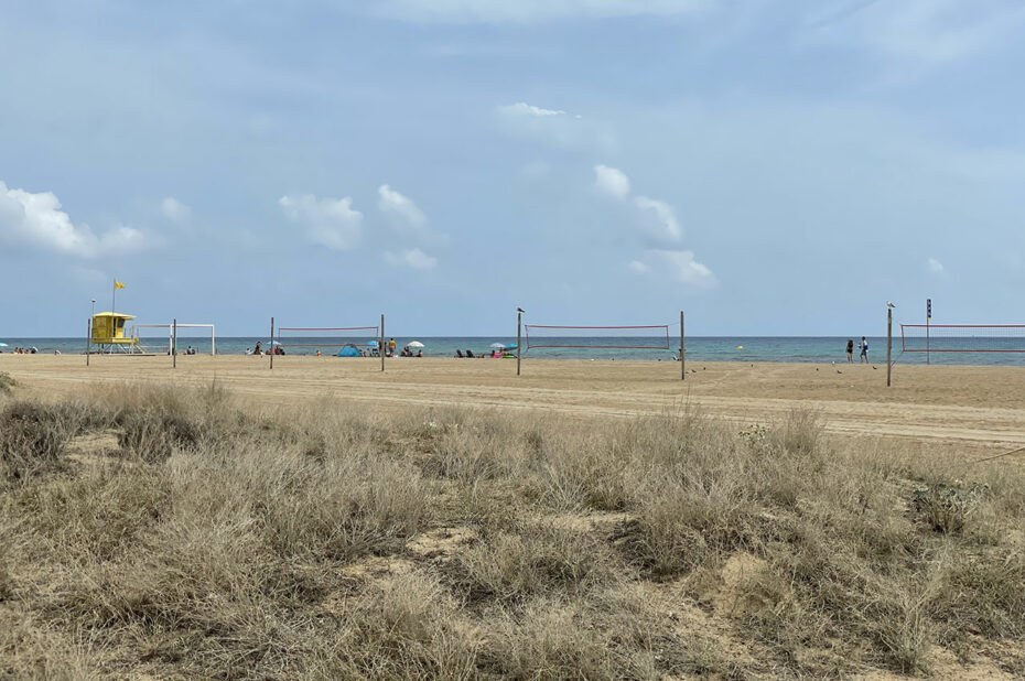 Terrains de beach-volley sur la plage de Castelldefels