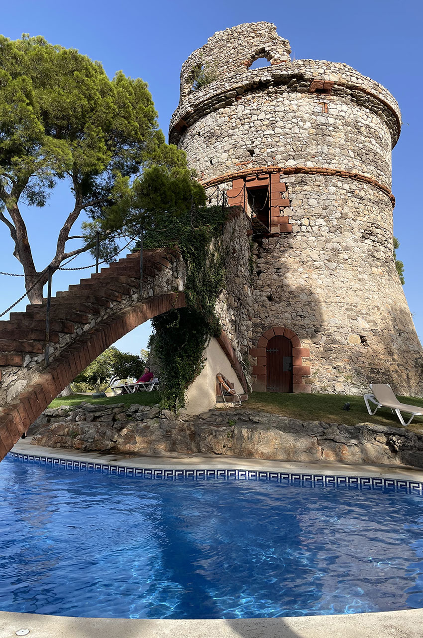 La Torre Barona devant la piscine de l'hôtel Rey don Jaime