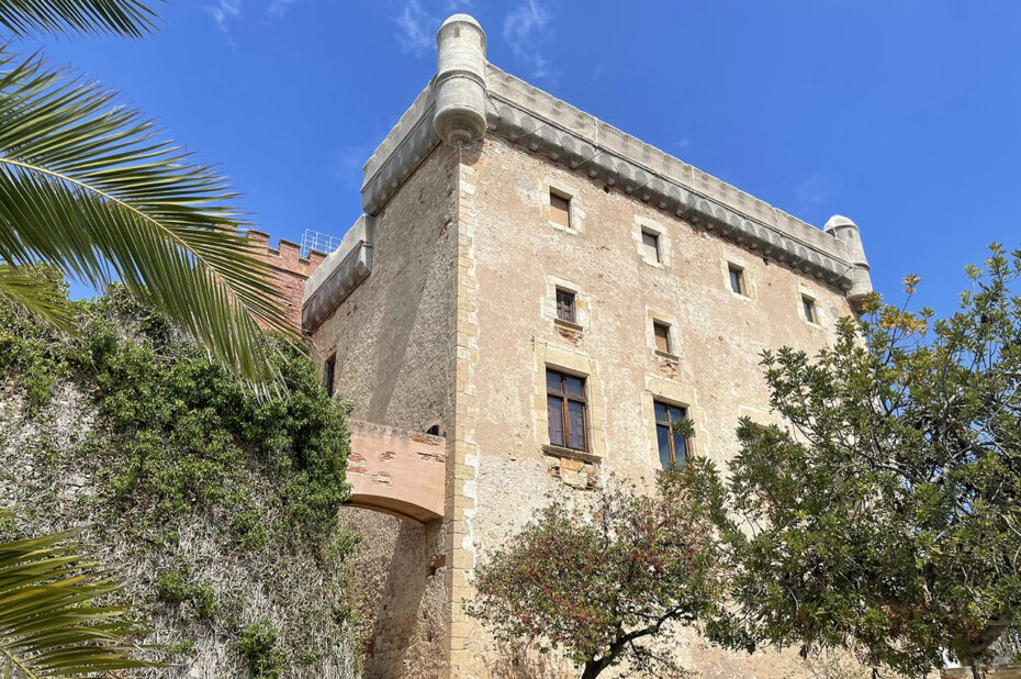 Vue sur le château de Castelldefels, restauré au XXe siècle