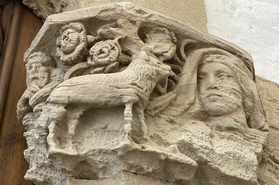 Détail d'une sculpture sur une porte du palais de Maricel