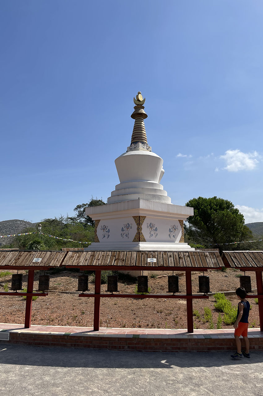 Enfant marchant autour du stupa du monastère