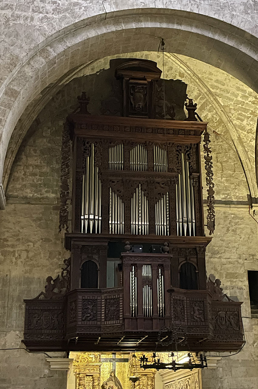 L'orgue, au mobilier de style Renaissance