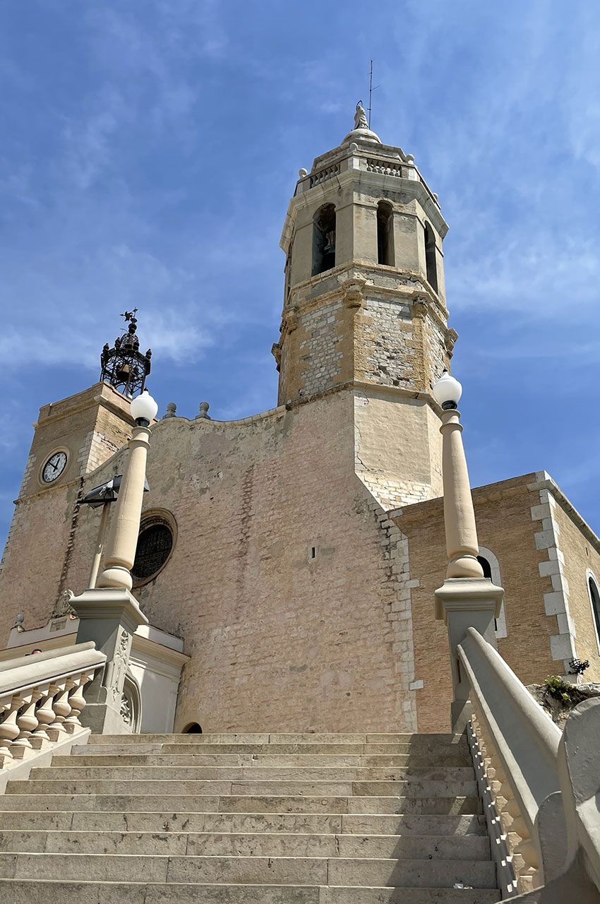Au pied de l'escalier de l'église Sant Bartomeu et Santa Tecla