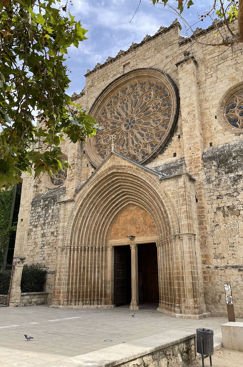 Le portail de l'église du monastère de Sant Cugat et ses onze arcs brisés