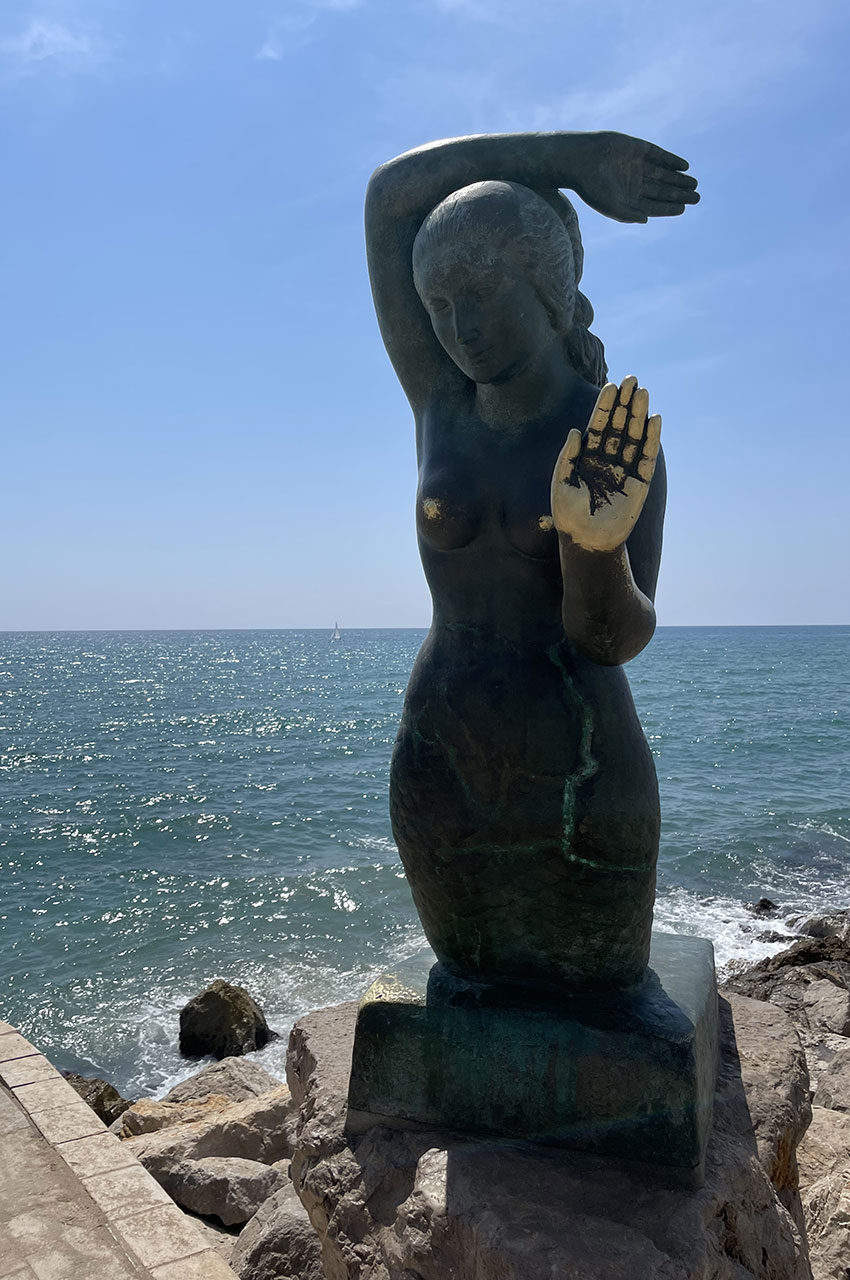 Sculpture la Sirène de Sitges, non loin de la plage de la Ribera