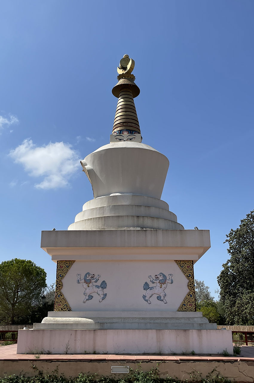 Le stupa est décoré assez sobrement