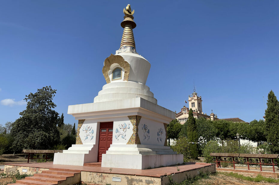 Le stupa du monastère, entouré de jardins