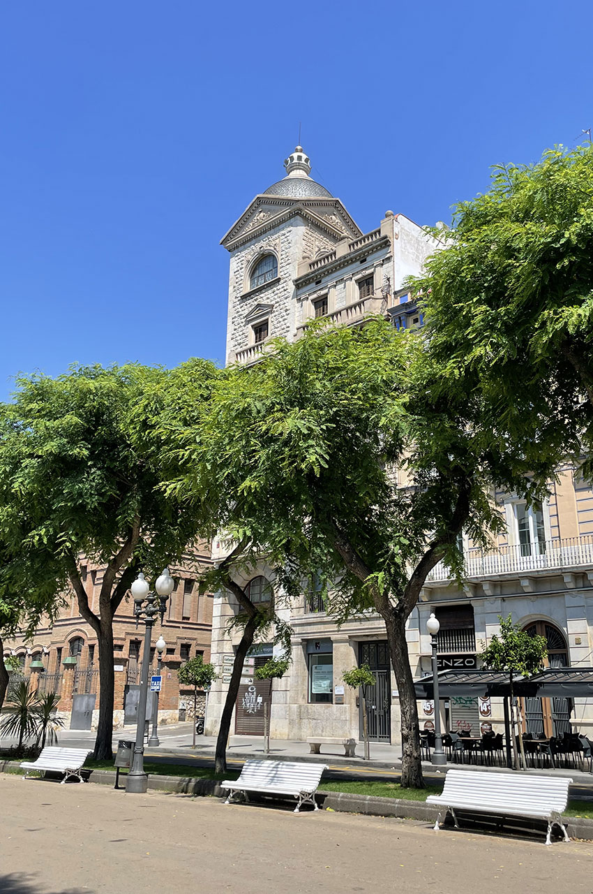 Des bancs et de beaux bâtiments bordent la Rambla Nova