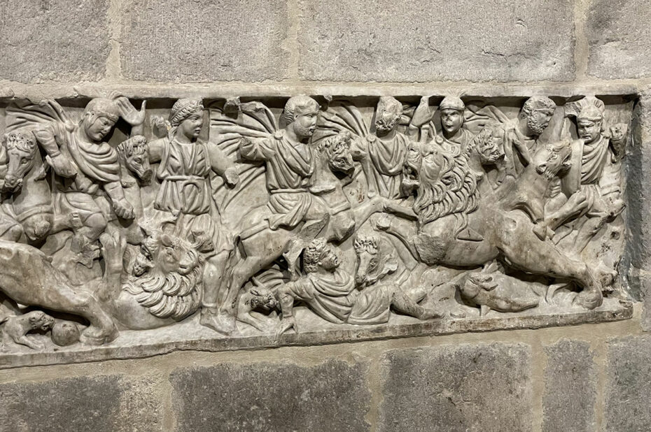 Bas-relief montrant des scènes de batailles