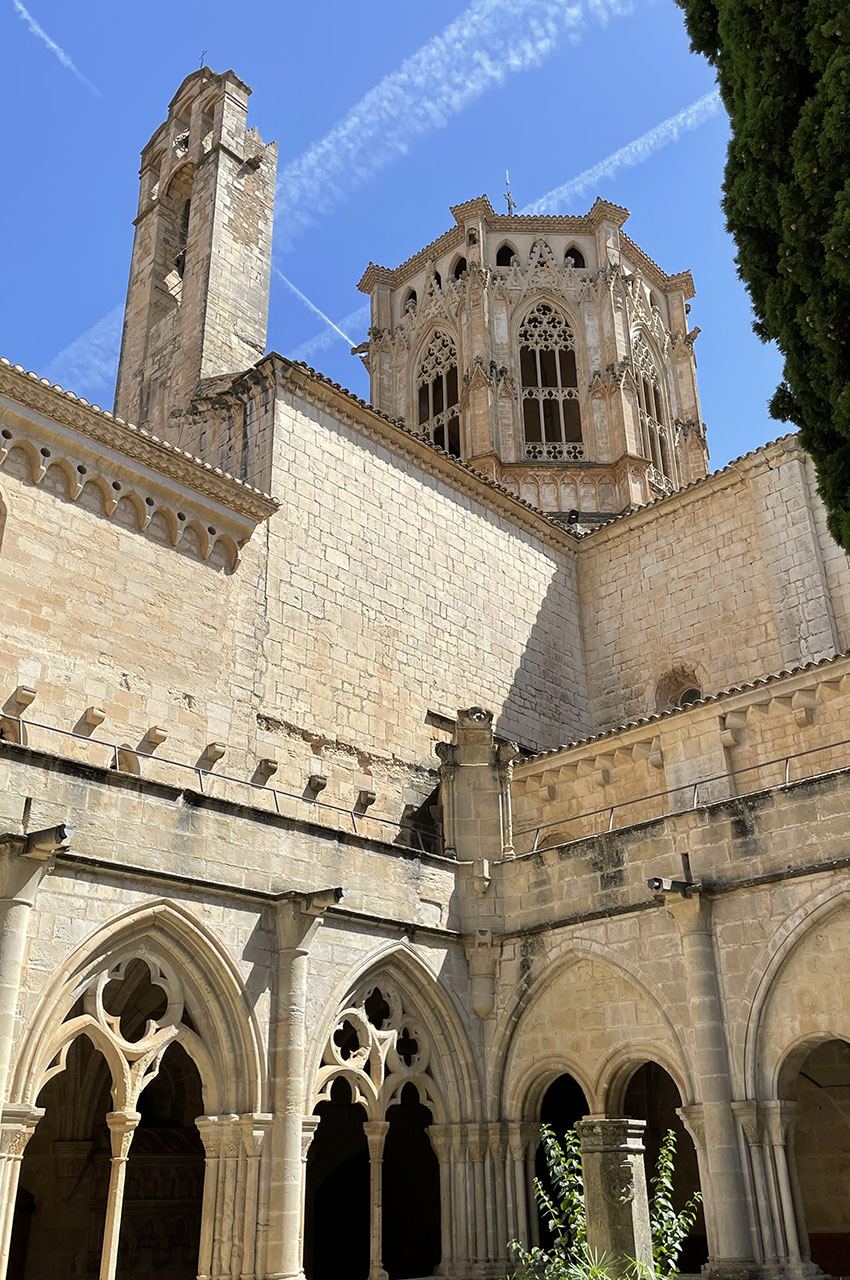 Le clocher et la tour lanterne octogonale de l'abbaye