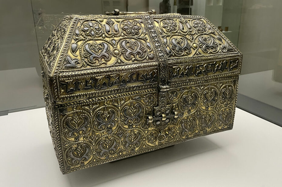 Coffre d'Hisam II en bois doré et niellé, réalisé en 976