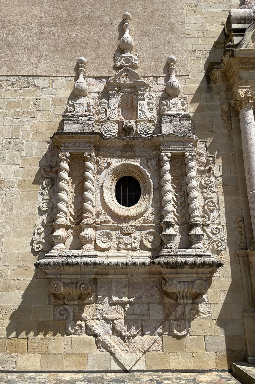 Décoration de la façade de l'abbatiale
