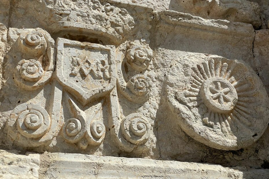 Détails de la façade sculptée de l'abbatiale