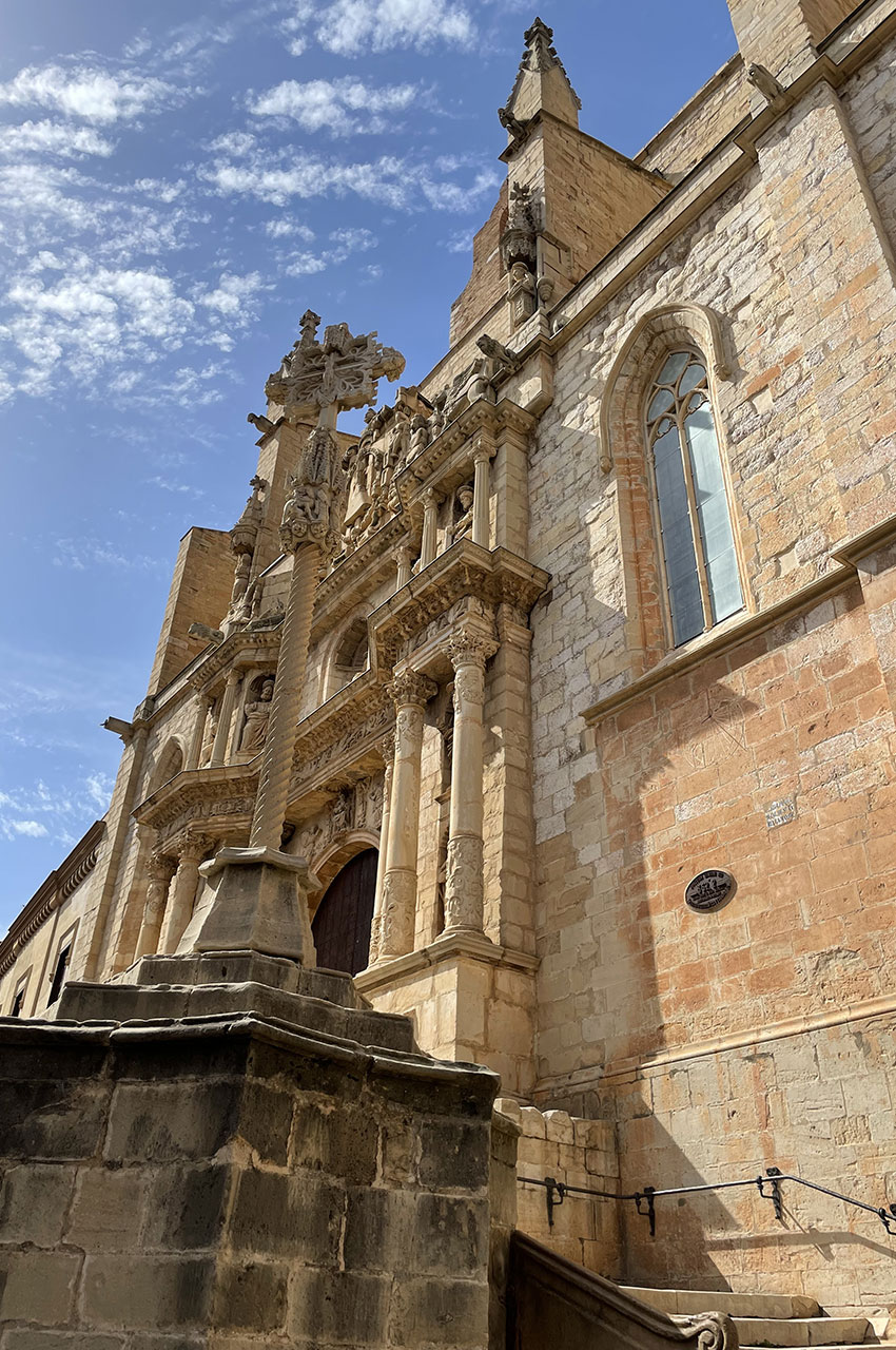 L'église Santa Maria baignée par le soleil catalan