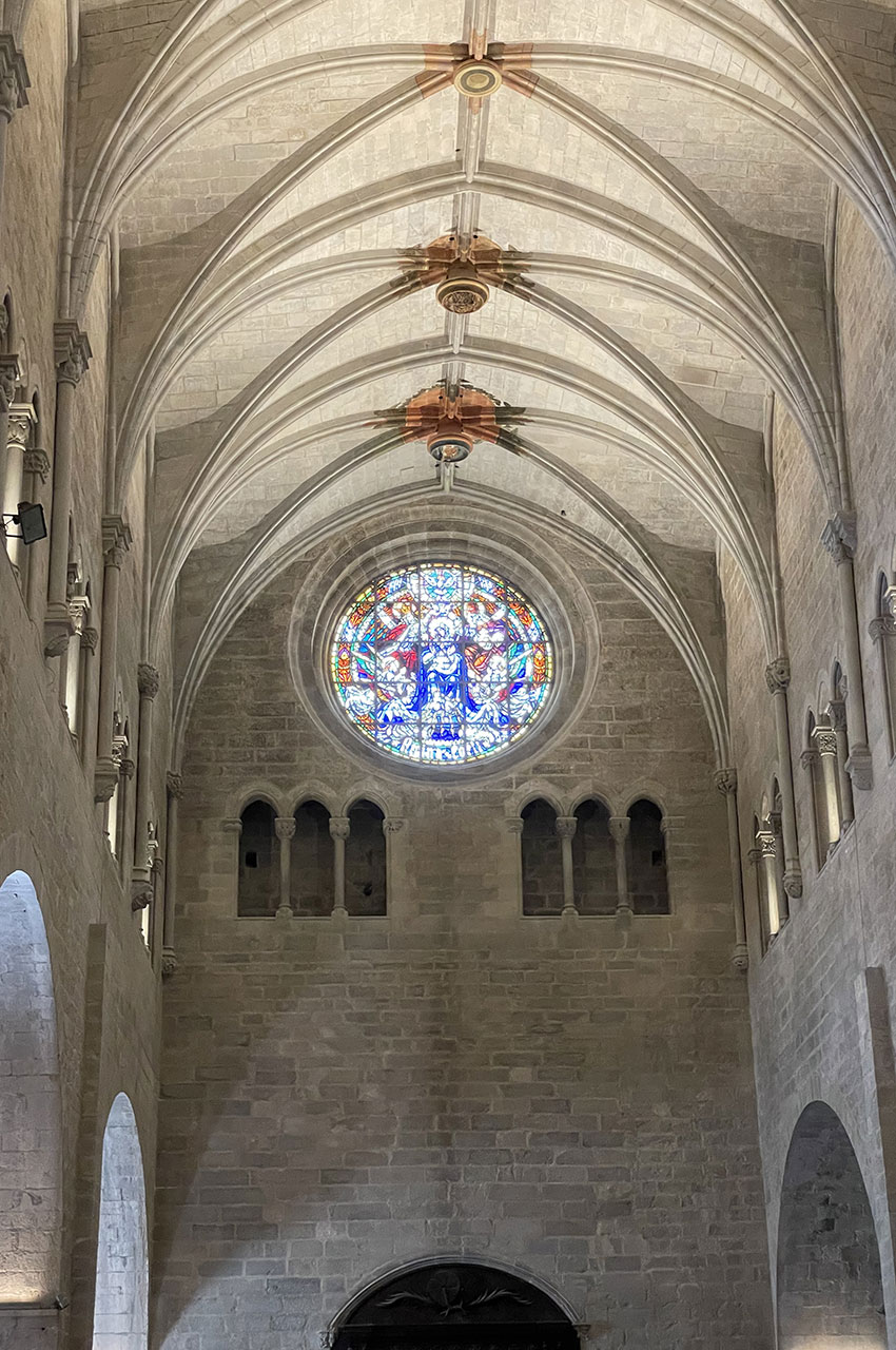 Le fond de la basilique et son vitrail rond