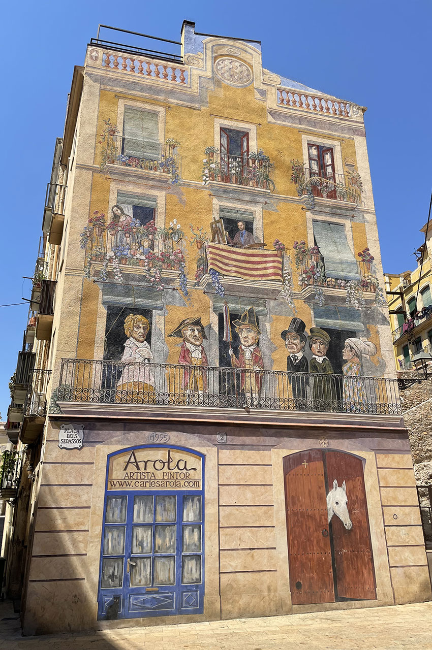 Fresque artistique de Carles Arola sur la Plaça dels Sedassos