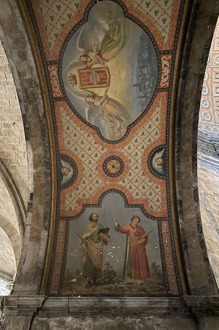 Fresque peinte sous une arche, représentant des Saints
