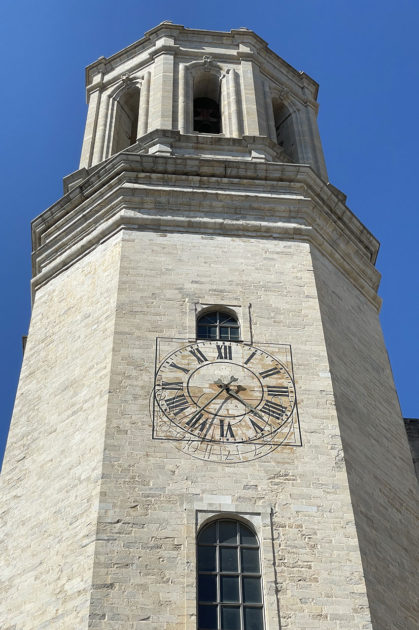 Horloge sur le clocher de la cathédrale