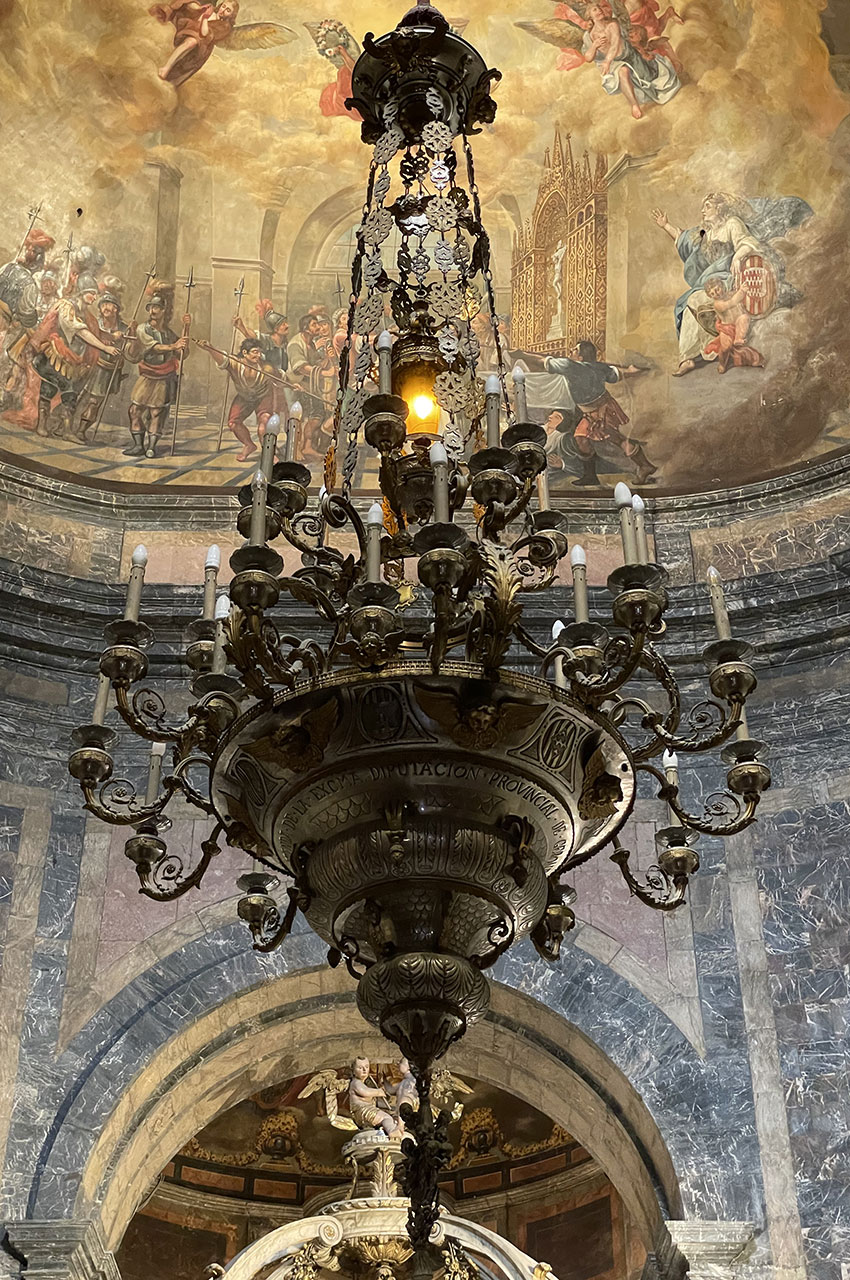 Lustre monumental dans la chapelle de Saint Narcisse