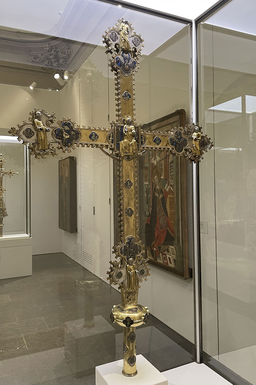 Magnifique croix en or ornée de sculptures