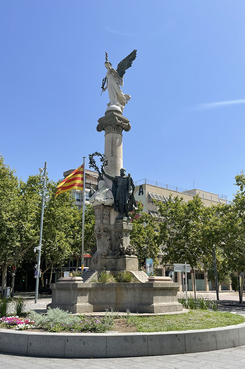 Monument dédié à Don Manuel Mila i Fontanals, par le sculpteur Manel Fuxà