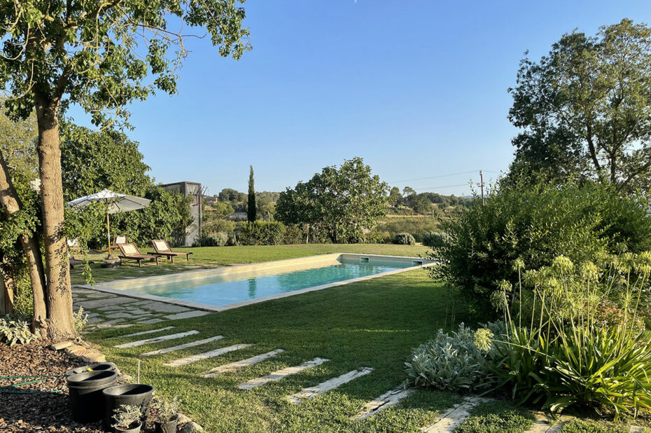 La piscine offre un décor de rêve