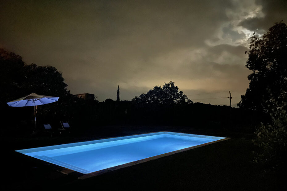 La piscine, de nuit