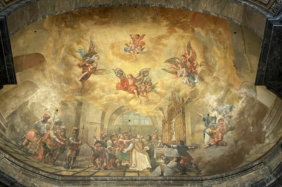 Plafond peint dans le dôme de la chapelle de Saint Narcisse