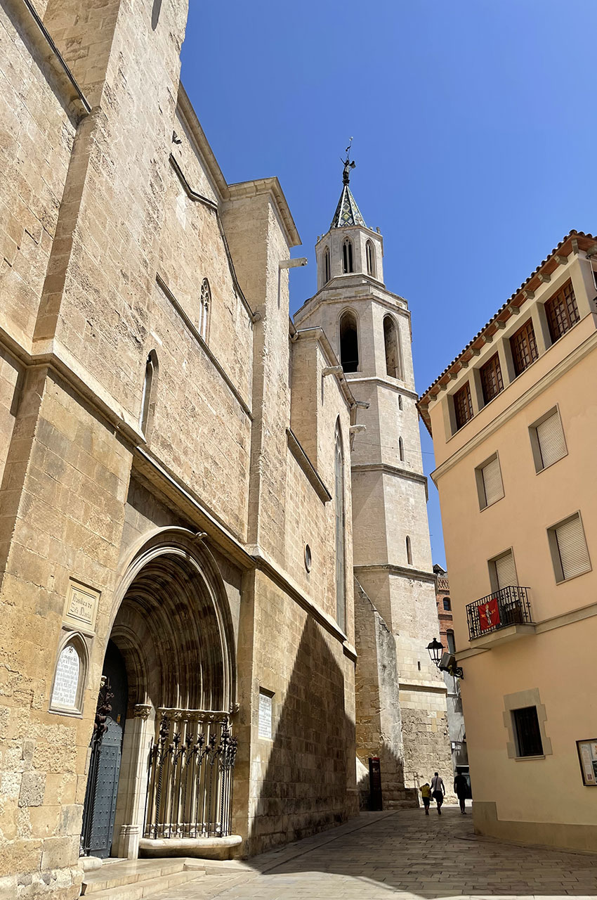 Porte latérale et tour clocher de la basilique